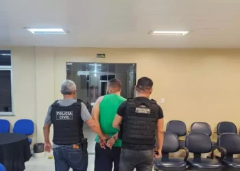 Suspeito de matar o radialista ‘Luizinho Costa’ sendo apresentado na delegacia. (Foto: Polícia Civil)