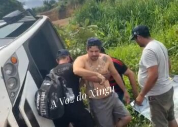 Ônibus da equipe do piloto de motocross Joaninha tomba em Senador José Porfírio (PA)