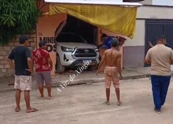 VÍDEO: Carro desgovernado atinge e destrói comércio em Vitória do Xingu (PA)