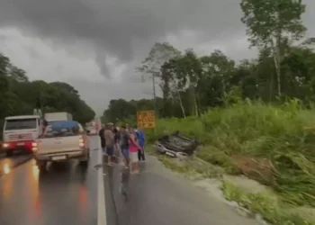 O carro capotou e caiu em uma vala às margens da rodovia. Chovia bastante no momento do acidente. (Reprodução)