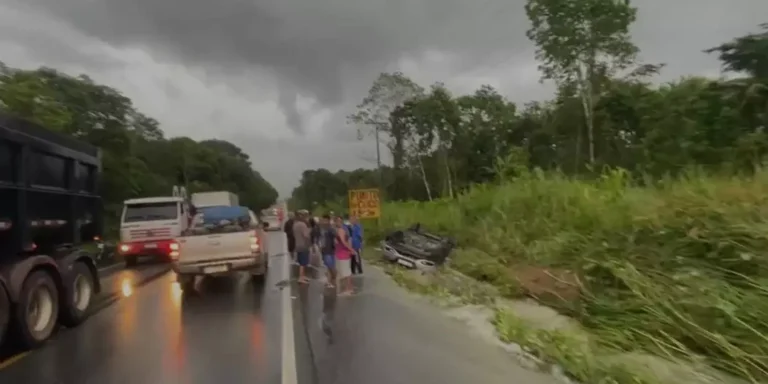 O carro capotou e caiu em uma vala às margens da rodovia. Chovia bastante no momento do acidente. (Reprodução)