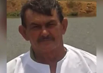 A vítima, identificada como “Seu Freitas”, foi encontrada com os olhos vendados e os pés amarrados, em sua própria residência (Reprodução/Canaã Ativa)