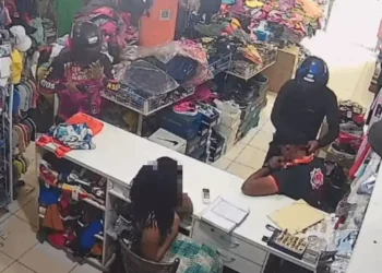 A imagem mostra os suspeitos durante o assalto. (Foto: Portal O Giro)