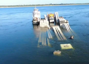 Balsa naufragou com postes elétricos naufragou no município de Breu Branco (Imagens cedidas por Enoque Valente e Paco Martins