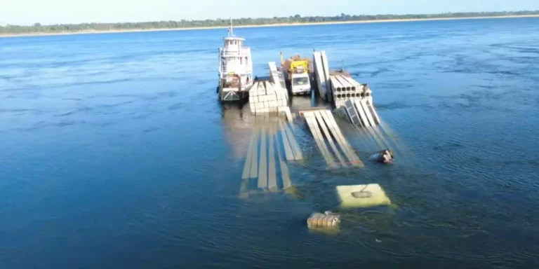 Balsa naufragou com postes elétricos naufragou no município de Breu Branco (Imagens cedidas por Enoque Valente e Paco Martins