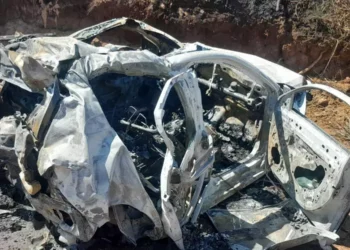 A imagem em destaque mostra um dos carros envolvidos no acidente e que pegou fogo após ser atingido pelo caminhão desgovernado. (Foto: Divulgação | PM)