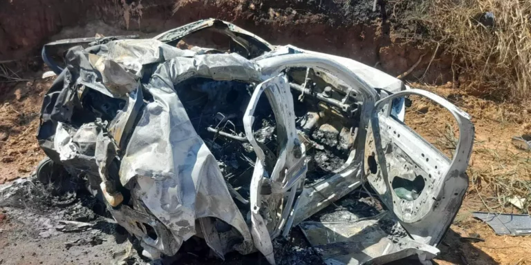 A imagem em destaque mostra um dos carros envolvidos no acidente e que pegou fogo após ser atingido pelo caminhão desgovernado. (Foto: Divulgação | PM)