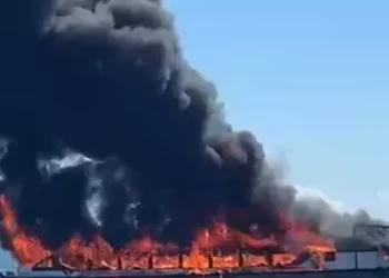 Embarcação foi totalmente consumida pelo fogo (Foto: Reprodução | Redes sociais)