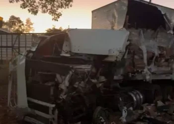 A imagem em destaque mostra a carreta envolvida no acidente e que teria invadido a contramão e colidido com os ônibus que transportavam alunos da Universidade Federal do Pará (UFPA). (Foto: Reprodução | Redes sociais)