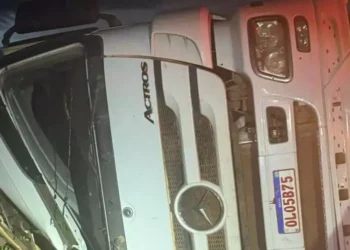 Um caminhão carregado com soja tombou em uma ponte uma ponte, em Dom Eliseu (Foto/Reprodução/Redes sociais)