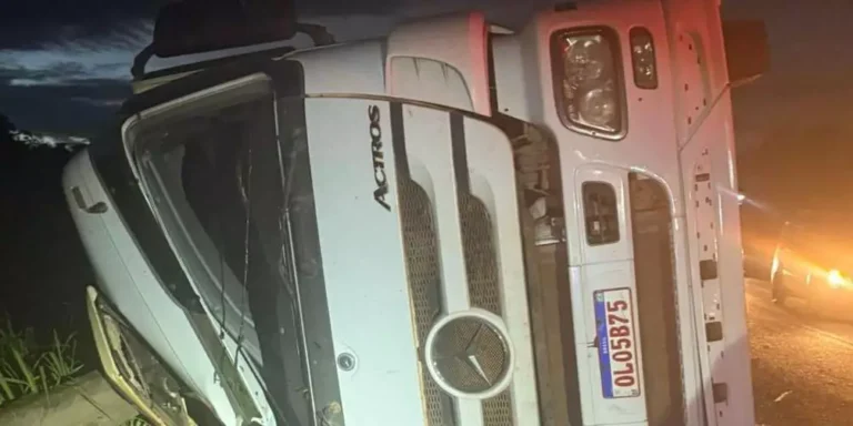 Um caminhão carregado com soja tombou em uma ponte uma ponte, em Dom Eliseu (Foto/Reprodução/Redes sociais)