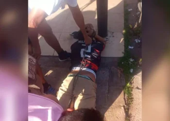 A imagem em destaque mostra o suspeito capturado pela população. (Foto: Reprodução | Redes sociais)