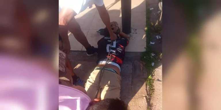 A imagem em destaque mostra o suspeito capturado pela população. (Foto: Reprodução | Redes sociais)