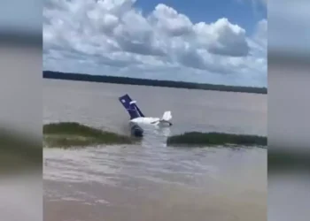 Aeronave de pequeno porte cai na proximidades da praia da Baía do Sol, em Mosqueiro, no Pará