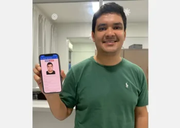 Estudante comemora o acesso à carteira digital Interpass, que garante 50% de desconto nas passagens intermunicipais. Foto: Agência Pará