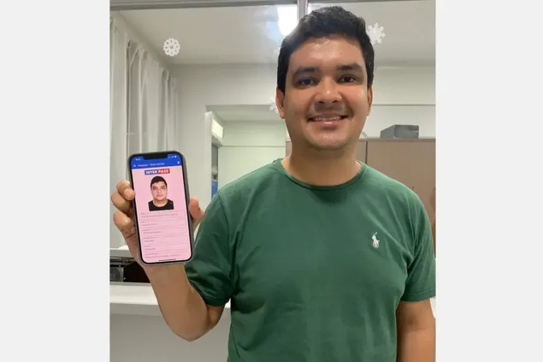 Estudante comemora o acesso à carteira digital Interpass, que garante 50% de desconto nas passagens intermunicipais. Foto: Agência Pará