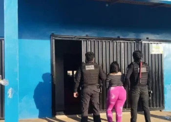 A imagem em destaque mostra policiais civis com uma das suspeitas presas. (Foto: Divulgação | Agência Pará)