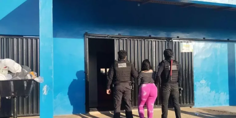 A imagem em destaque mostra policiais civis com uma das suspeitas presas. (Foto: Divulgação | Agência Pará)