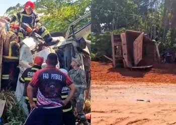 Motorista fica preso em ferragens após caçamba tombar em rodovia de Santarém. (Foto: O Impacto Santarém)