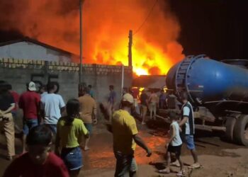 Incêndio destrói residência no bairro Hélio Carvalho, em Medicilândia (PA)
