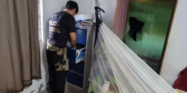 A imagem em destaque mostra um policial federal durante a operação. (Foto: Divulgação | Ascom PF)