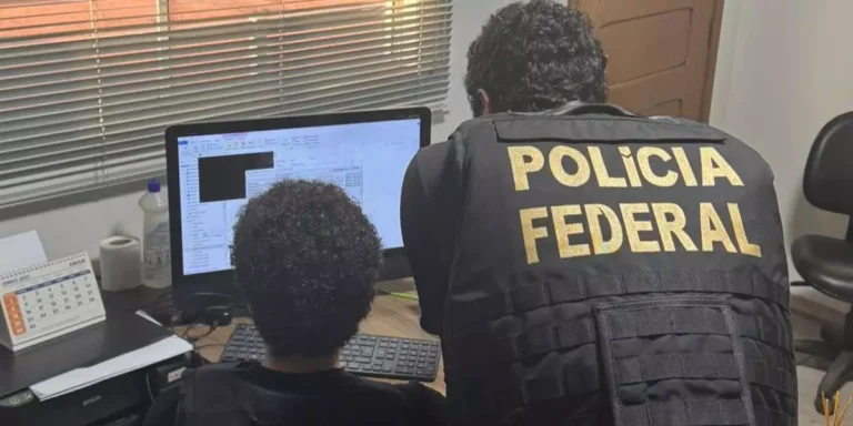 Agentes da PF realizaram busca e apreenderam durante a manhã desta sexta (Foto: Divulgação | PF)