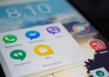 Pesquisas apontam que o WhatsApp está presente em mais de 90% dos celulares conectados à internet no Brasil (Alok Sharma/Pexels)