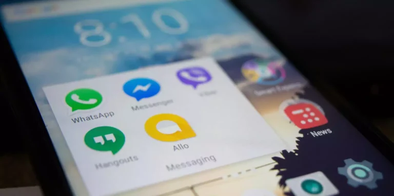 Pesquisas apontam que o WhatsApp está presente em mais de 90% dos celulares conectados à internet no Brasil (Alok Sharma/Pexels)