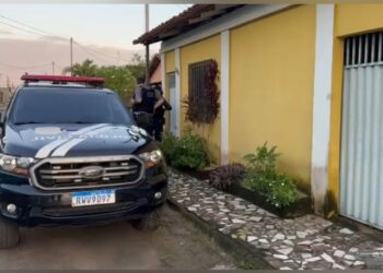 Polícia Civil durante cumprimento de mandado de busca e apreensão no endereço de um dos investigados — Foto: Polícia Civil / Divulgação