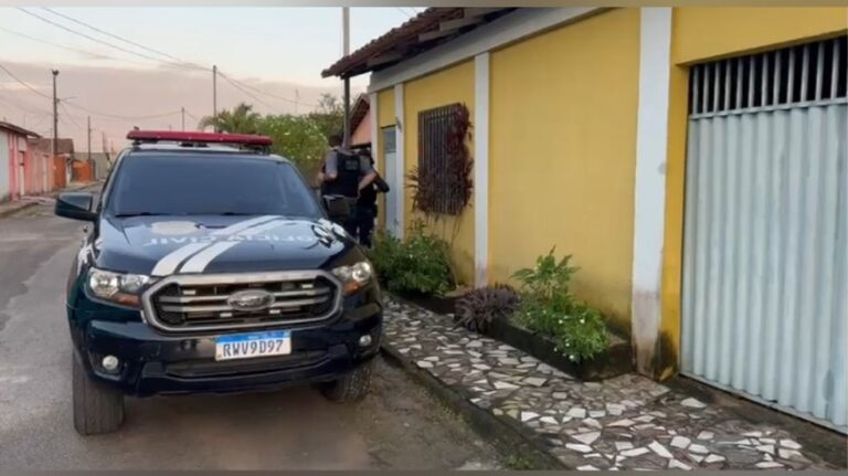 Polícia Civil durante cumprimento de mandado de busca e apreensão no endereço de um dos investigados — Foto: Polícia Civil / Divulgação