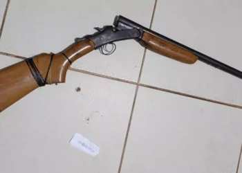 A polícia apreendeu a arma utilizada no crime. O suspeito conseguiu fugir. (Reprodução)