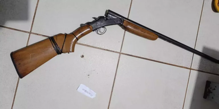 A polícia apreendeu a arma utilizada no crime. O suspeito conseguiu fugir. (Reprodução)