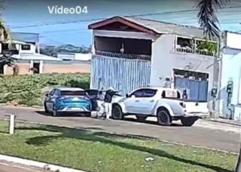 Os criminosos fugiram levando cerca de R$ 200 mil em joias, dois celulares, uma máquina de cartão e a chave do carro. (Reprodução)