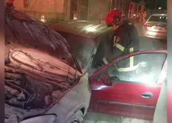 A imagem em destaque mostra um bombeiro militar examinando o carro incendiado. (Foto: Reprodução | Correio de Carajás)