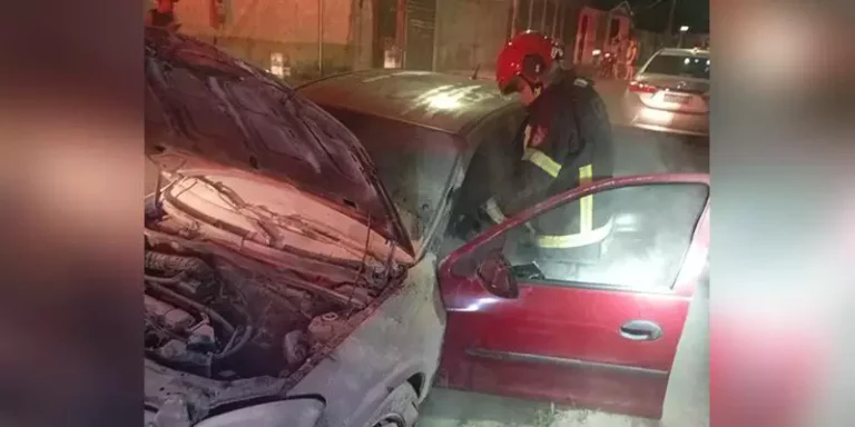 A imagem em destaque mostra um bombeiro militar examinando o carro incendiado. (Foto: Reprodução | Correio de Carajás)