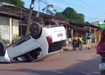 Condutor perde controle de veículo, bate em poste e capota carro em Itaituba