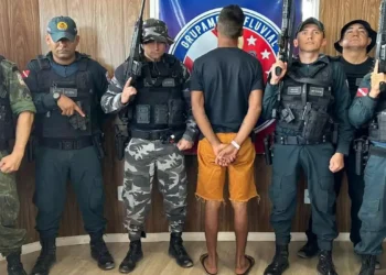 Dois homens são presos com arma e mais de R$ 11 mil em embarcação no Pará. (Divulgação)