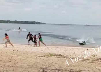 VÍDEO: Catraia desgovernada assusta banhistas no Rio Xingu, em Vitória do Xingu (PA)
