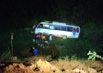 URGENTE: Micro-ônibus da Saúde de Uruará tomba na BR-230; duas pessoas morrem e várias ficam feridas