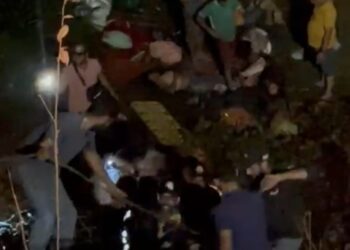 URGENTE: Micro-ônibus da Saúde de Uruará tomba na BR-230; duas pessoas morrem e várias ficam feridas