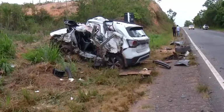 Colisão entre carro de passeio e caminhonete mata uma pessoa em Ipixuna do Pará. (Reprodução: Antônio Paixão / TV Liberal)