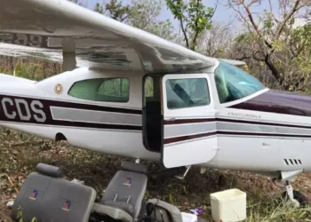 A imagem mostra o avião que havia sido roubado no Pará e foi recuperado na fronteira entre Brasil e Bolívia. (Foto: Divulgação / FAB)