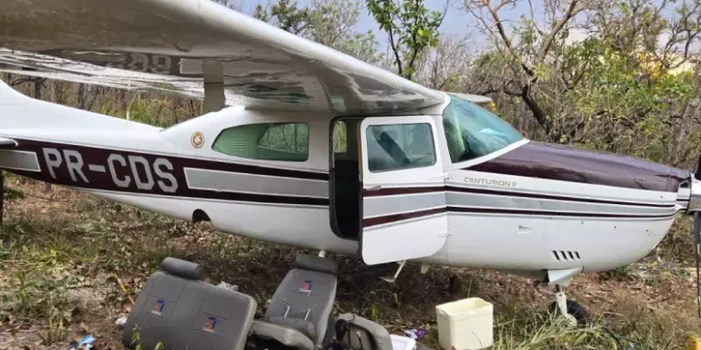 A imagem mostra o avião que havia sido roubado no Pará e foi recuperado na fronteira entre Brasil e Bolívia. (Foto: Divulgação / FAB)