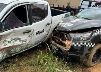 Viatura da PM colide com veículo da Secretaria de Saúde na BR-230, em Altamira (PA)