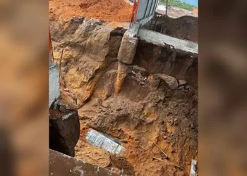 A imagem em destaque mostra o local onde a vítima ficou soterrada