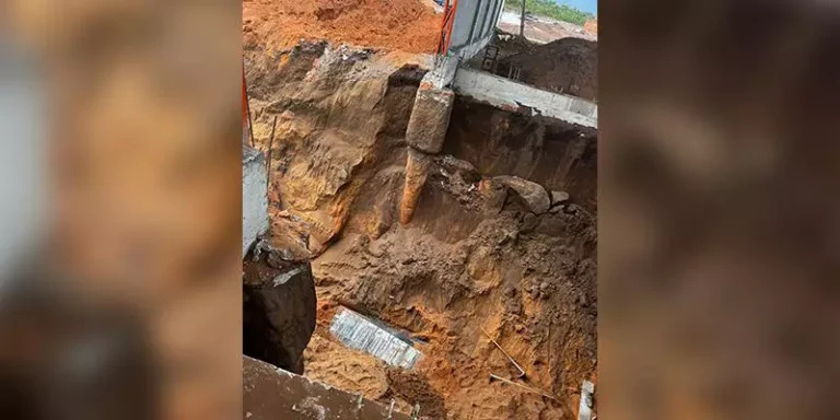 A imagem em destaque mostra o local onde a vítima ficou soterrada