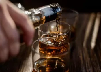 País tem mais um caso suspeito de intoxicação por metanol após o consumo de bebida alcoólica destilada (Foto: Freepik)