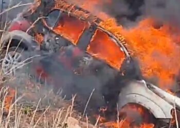 Carro pega fogo após pneu estourar na PA-415 entre Vitória do Xingu e Altamira (PA)