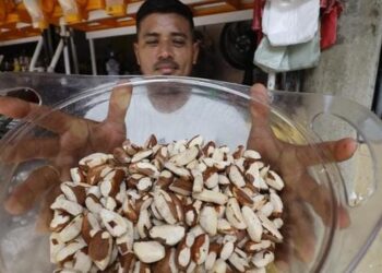 Evanilson Santos, há seis anos vende o produto na feira. (Igor Mota / O Liberal)