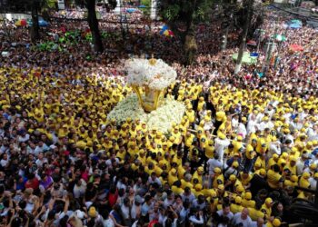 Círio de Nazaré 2025: Nossa Senhora de Nazaré acessa a avenida de mesmo nome — Foto: Nicksson Melo / g1 Pará